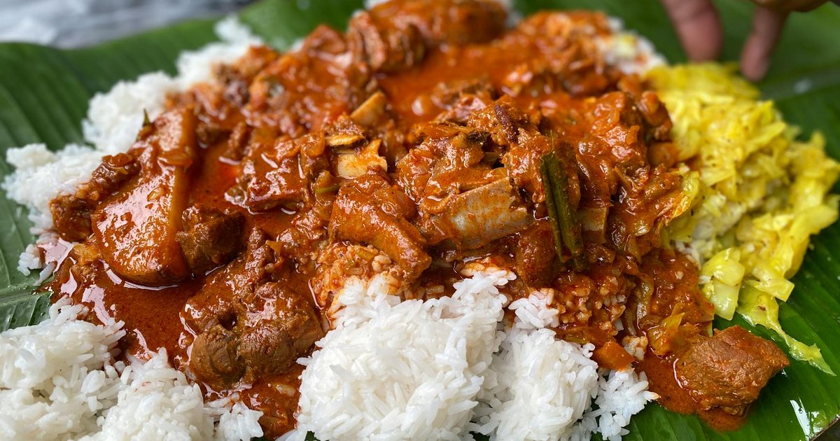 Indian meal of curry and rice served on a banana leaf, a naturally compostable way of serving food
